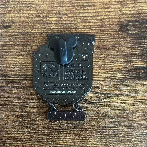 Disney/Starbucks Hollywood Studios Shield Pin with Yellow and Green - Picture 2 of 2